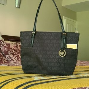 HARDLY USED! Michael Kors purse!